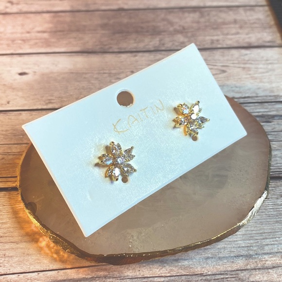 Clear Flower Post Earrings Bling korean style - Picture 3 of 8